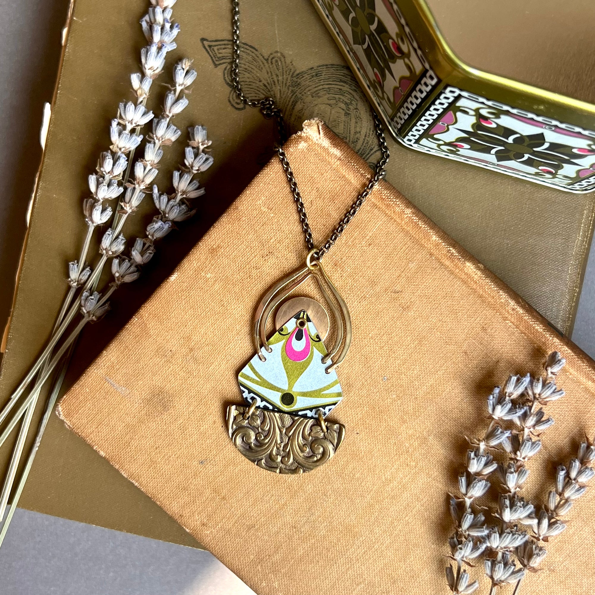 Secret Garden Necklace, Deco 1