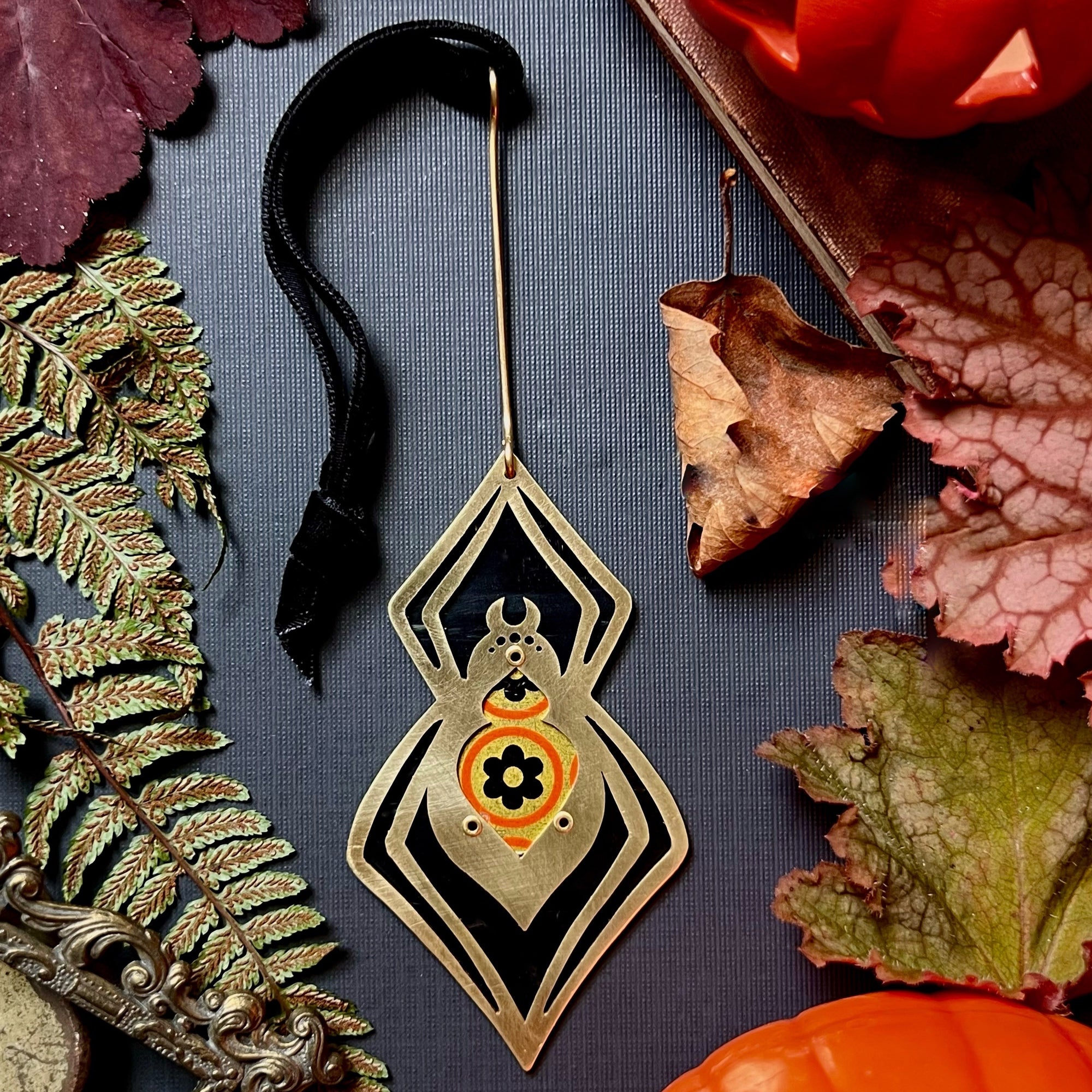 Spider Ornament, Mod Flower