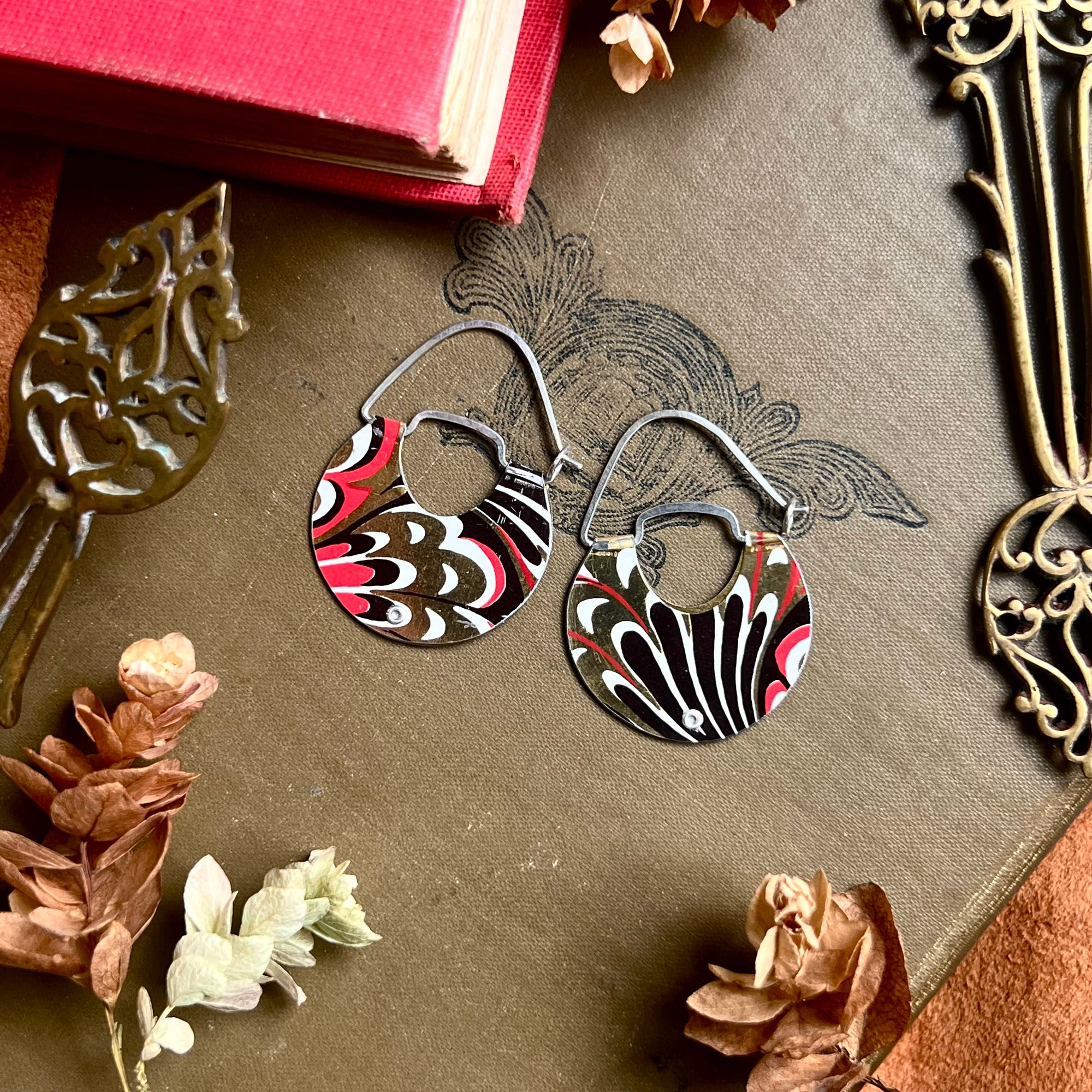 Marbled Swerve Hoop Earrings, Small