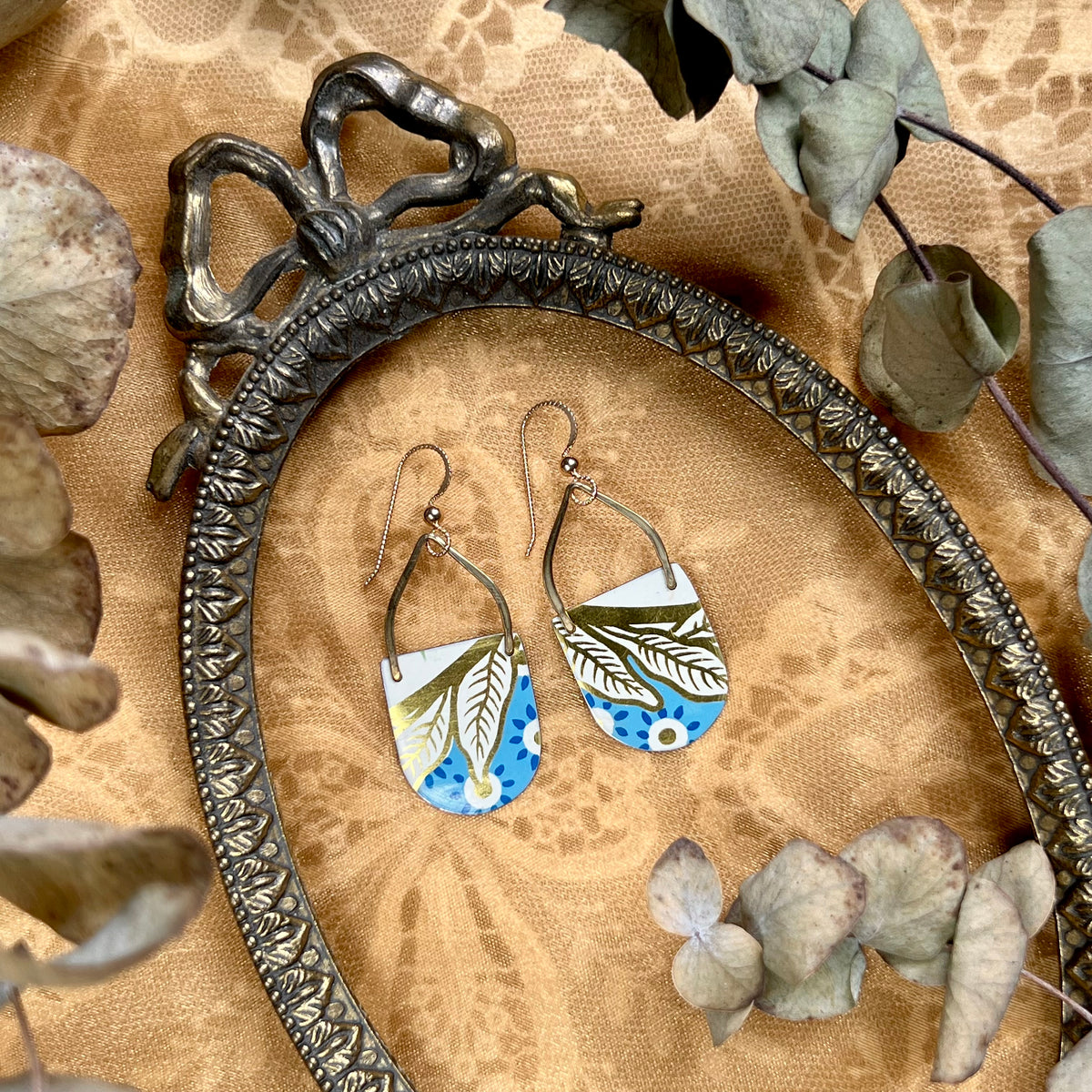 TAJ DISK EARRINGS IN ACACIA WOOD